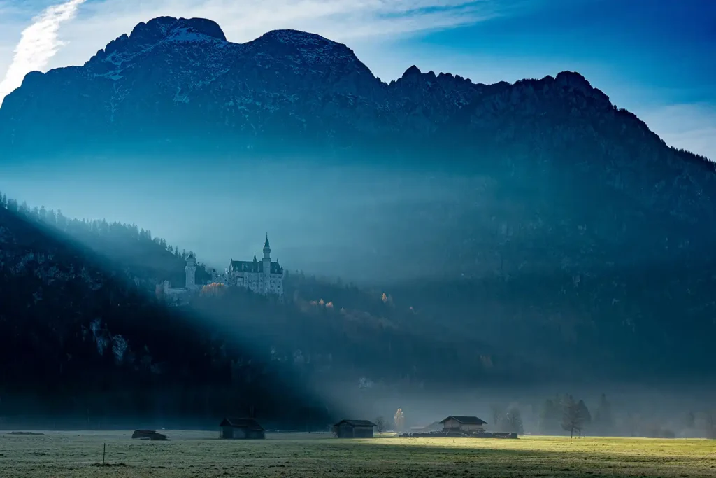 Château de Neuschwanstein émergeant de la brume au pied des montagnes des Alpes bavaroises en Allemagne