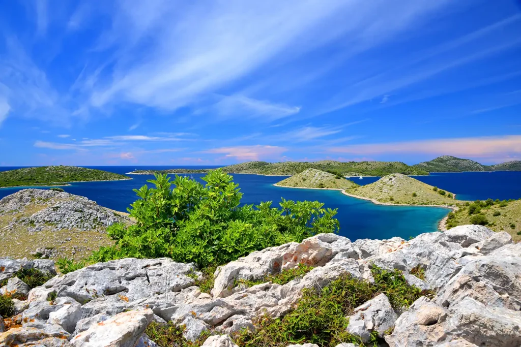 Panorama sur des îlots rocheux et des eaux turquoise de la mer Adriatique en Croatie, sous un grand ciel bleu