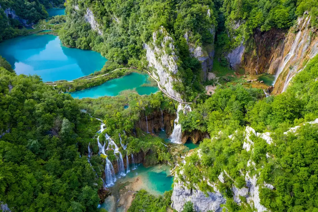 Vue panoramique sur les lacs turquoise et les cascades du parc national de Plitvice en Croatie, au milieu d’une végétation dense et de falaises rocheuses