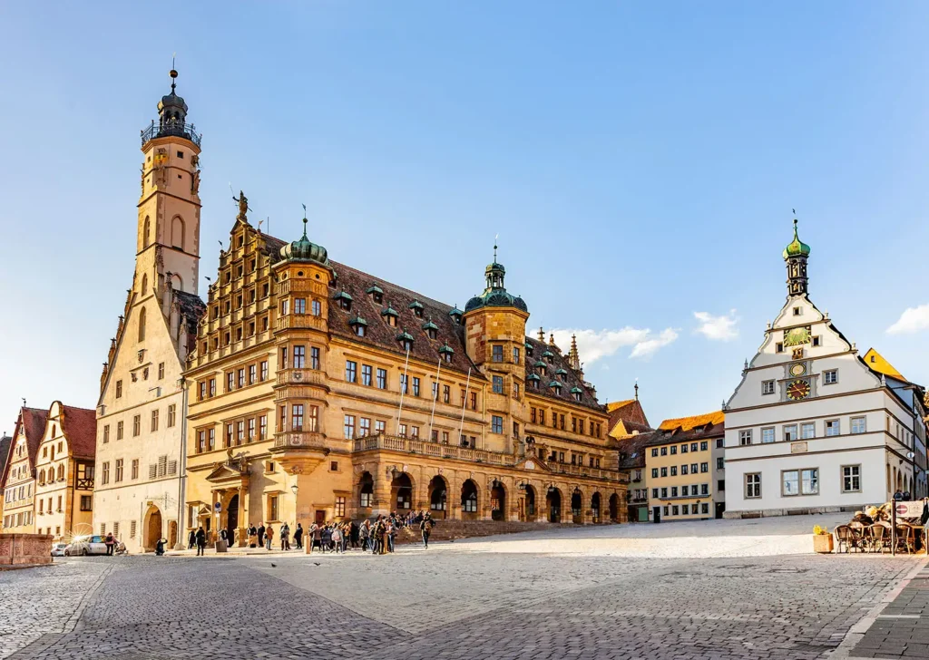 Place du marché de Rothenburg ob der Tauber en Allemagne, avec son hôtel de ville historique, ses tours et ses façades médiévales